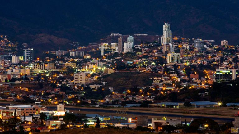 Al caer la tarde las luces comienzan a encenderse para crear paisajes de enorme belleza - Foto de Ram On desde el aeropuerto Toncontín