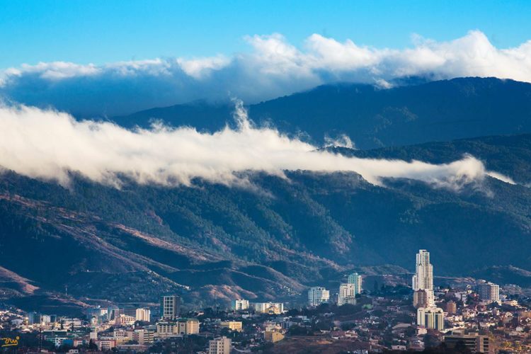 Buena parte del clima de Tegucigalpa es moderado por el Parque Nacional La Tigra y la zona del Picacho