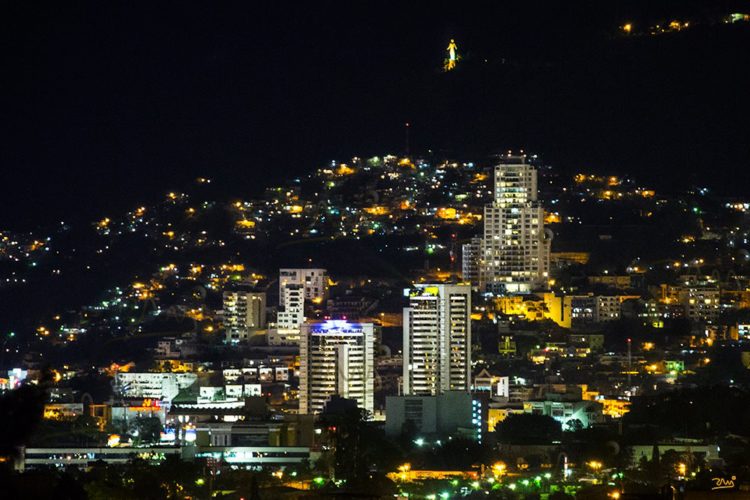 Con el Cristo del Picacho divisando la ciudad - Foto de Ram On