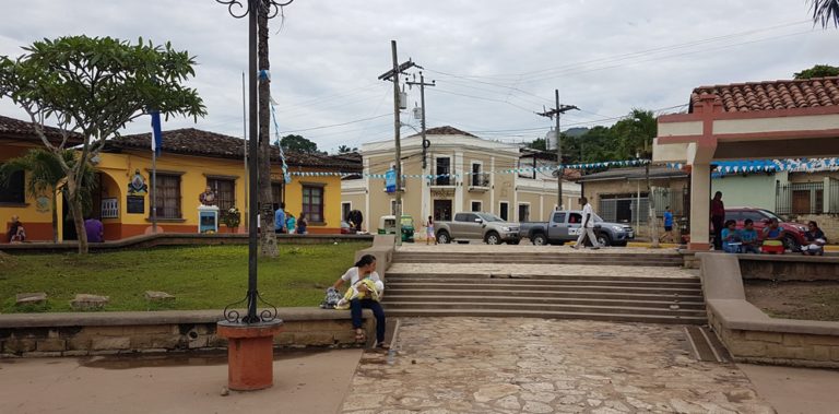 En esas gradas me quedé muy cerca del Hotel Marina Copán