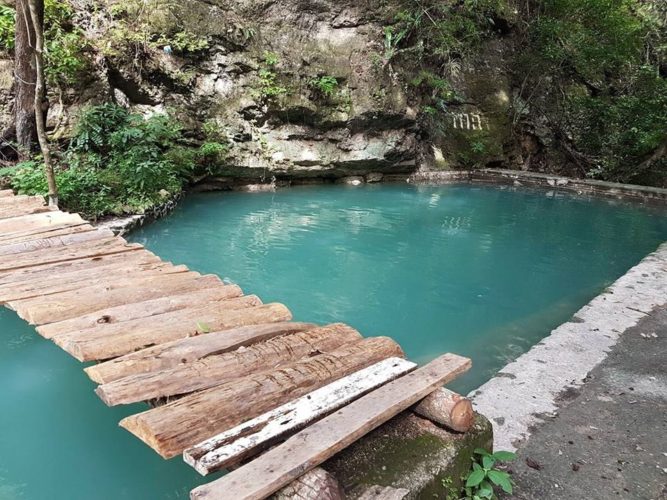 La clásica coloracion azul producto de la presencia de minerales en el agua - Foto de Luis Fernando Ortega