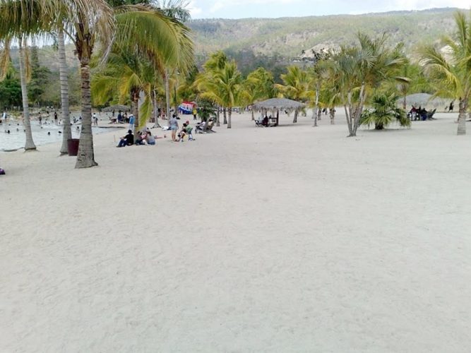 Arena blanca y cocoteros a cientos de kilómetros de las playas