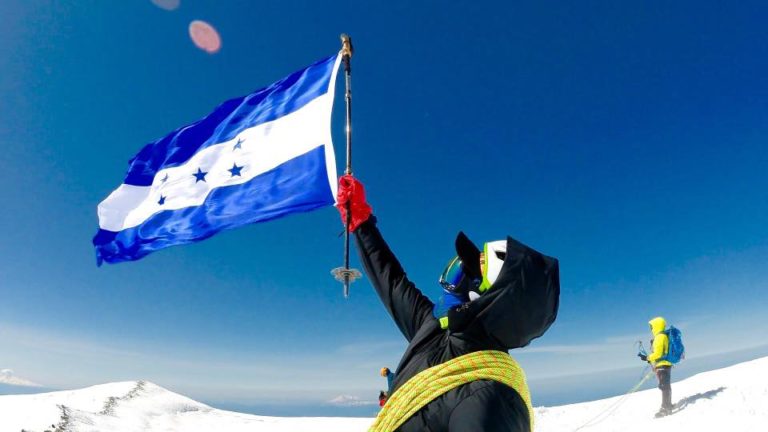 LA bandera de Honduras ha alcanzado los picos más altos de América de la mano de Ronald