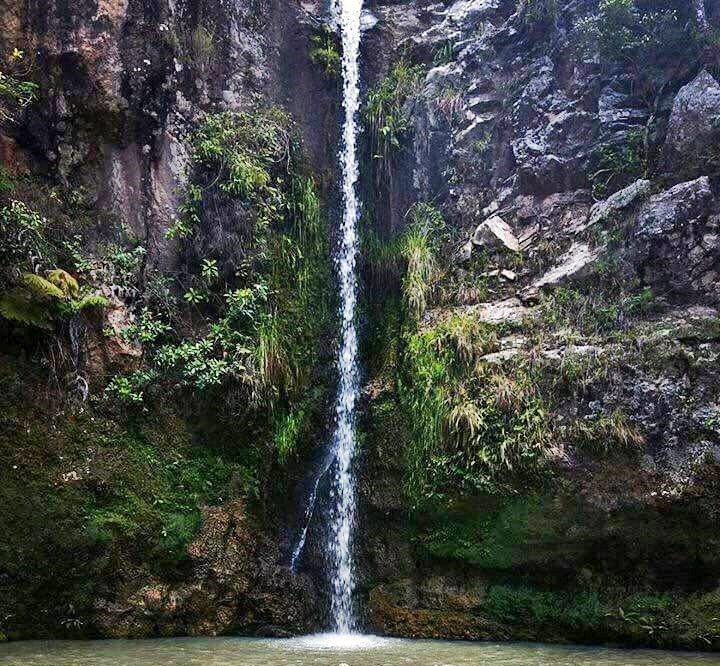 Cascada en la Montaña Laja Blanca, que baja de Yerba Buena