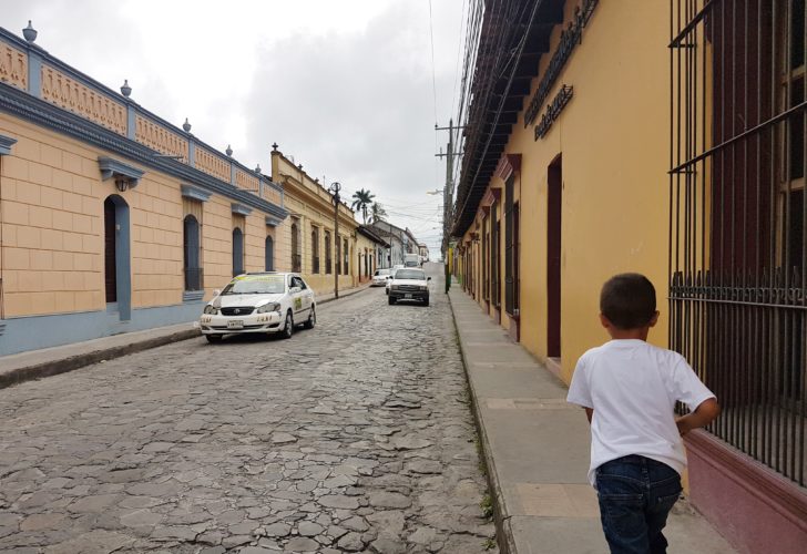 Calles empedradas limitadas por casas ostentosas y antiguas