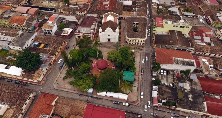 Como una perla blanca destaca la Catedral de Santa Rosa de Copán